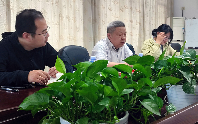 02-湖南省人民政府发展研究中心领导：罗会逸（左） 田红旗 周亚兰（右）.jpg